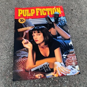 Pulp fiction - Hej! Här är en affisch i storleken 50x70 cm, tryckt på papper av hög kvalitet, som skulle passa utmärkt i ditt rum. Om du är intresserad eller vill veta mer, tveka inte att höra av dig!