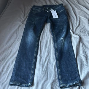 Dondup jeans - Säljer detta riktigt feta jeans skick 10/10 helt nya säljer dessa för 1200.  Storlek 29