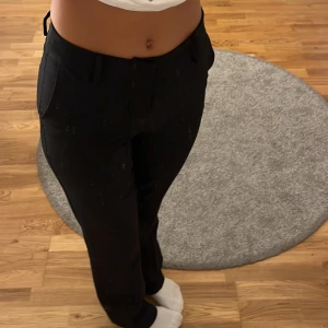 Kostymbyxor bikbok  - Medelhöga/högmidjade kostymbyxor från bikbok, köpte för 600kr säljer för 200kr nästan aldrig använda i storlek 34 men passar även för de som har 32💞