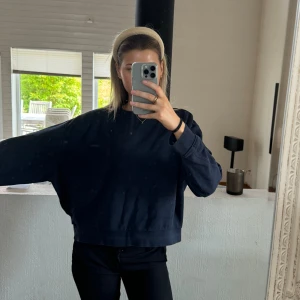 Blå fin tröja  - En blå tröja perfekt för hösten och vintern. Enkel och snygg. Säljer då jag har väldigt många varmare tröjor redan😻