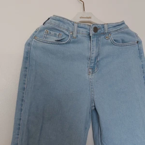 Madlady Jeans (Fri Frakt) - LjusJeans. Ljusblå jeans från madlady i ny skick. Använda fåtal gånger m. Helt utan difekter och skador. 🫶