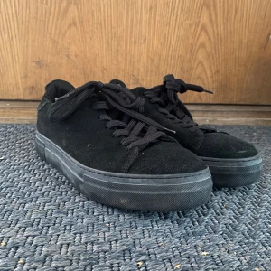 Mocka skor - Säljer ett par feta mocka skor i storlek 40, som är från selected homme som kostar 1200kr nypris. Skorna är i väldigt fint skick och knappt använda. Jag kan mötas upp, om inte så står köparen för frakten.