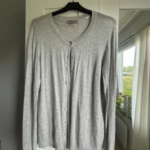 Grå kofta - Aldrig använd 