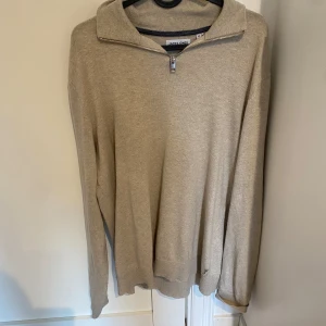 Half zip Jack & jones - Väldigt fin half zip tröja från Jack & Jones. Tveka inte att höra av er vid funderingar.