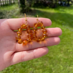 Örhängen - Vackra glansiga kristallörhängen 🧡