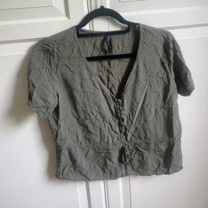 Mörk grön blus - Jätte fin och skön mörk grön blus  Den är väldigt liten i storleken så passar S/M Säljer för att den inte används s därför i jätte bra skick💕