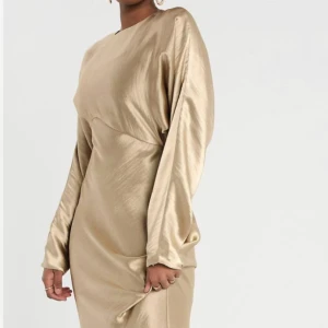 Beige satin klänning  - Använt en gång