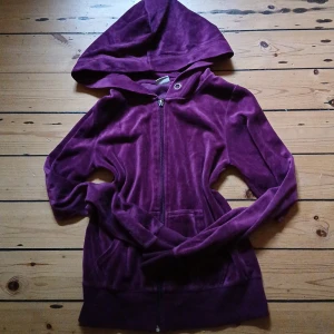 Lila zip up - Så fin lila zip up från cubus som tyvärr inte längre kommer till användning🥲 köpt secondhand men är i bra skick, tyget påminner om juicy couture❤️