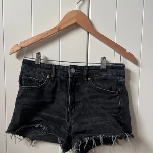 Svarta jeans shorts  - Svarta jeans short från Gina tricket som tyvärr inte passar längre men är fortfarande i bra skick💕