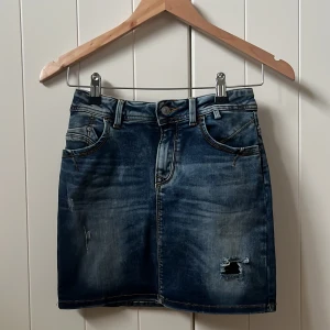 Ltb kjol - En fin LTB kjol med hål i och super stressigt material men som tyvärr inte kommit till användning 💕