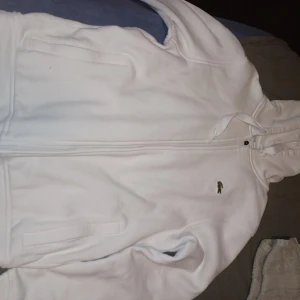 Lacoste hoodie - Storlek M kan träffas eller fraktar andra frågor skriv bara