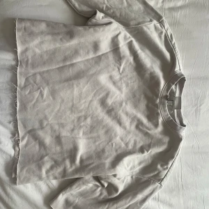 Trekvarts tröja - Jätte fin unik trekvartströja. Gammal modell från hm så går ej att få tag på. Är strl M men passar även mig som är xs-s