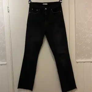  Slit jeans från GinaTricot (ej Molly slit). Är midwaist/highwaist och klippta nedtill i benet (se bild), men är lagom långa för mig som är 168 cm. De är nästan helt svarta, färgen syns bäst på sista bilden. Skriv gärna vid frågor🫶🏼