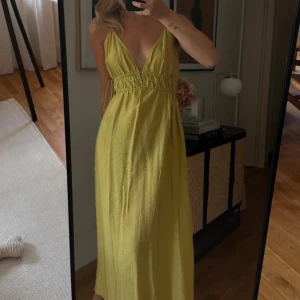 Gulgrön klänning  - *FÖREDETTA SÄLJARENS BILDER*  Super fin klänning som använts ett par gånger. Säljer för den är inte min stil längre. Köpt på Vinted! Skriv för egna bilder. 