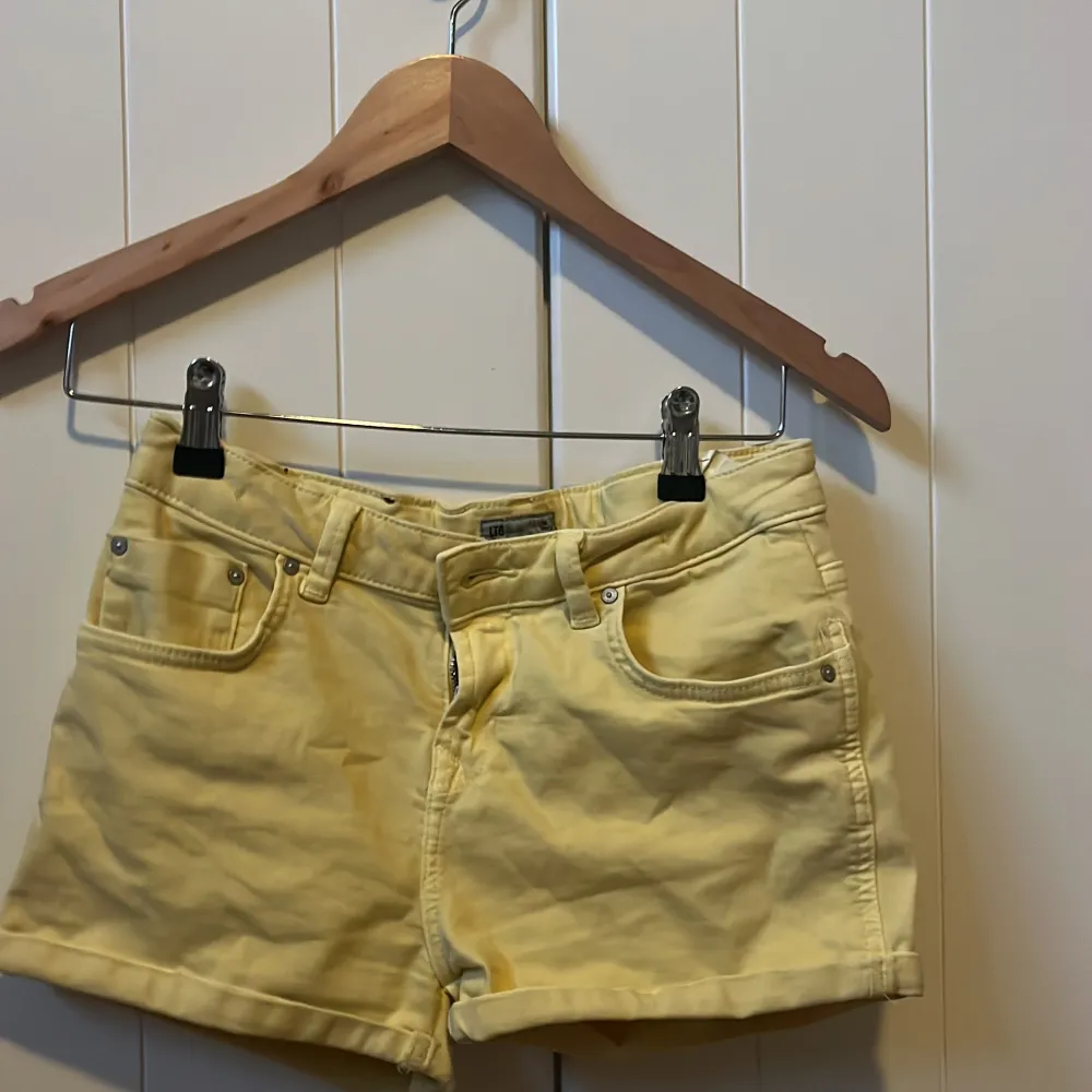 Gul Ltb shorts som tyvärr inte kommer till användning💕. Shorts.