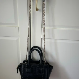 Väska  - Super snygg svart väska i orm mönster