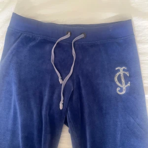 Så söta juice couture byxor  - Jätte söta juicy couture byxorna i en mycket fin blå färg. I storlek medium men sitter mer som xs- s. 