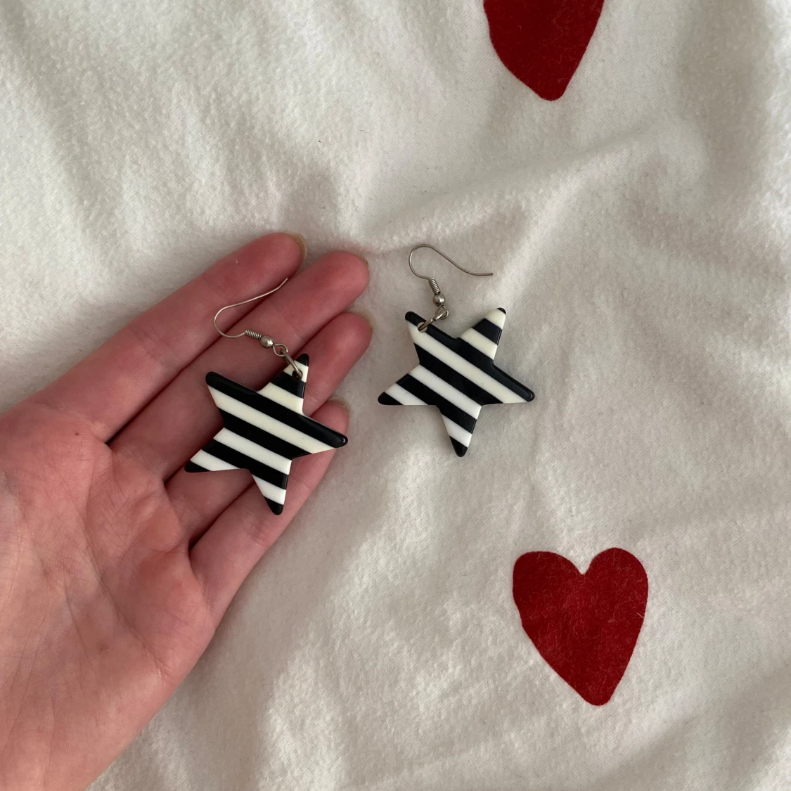 Svartvita randiga stjärnörhängen - 90