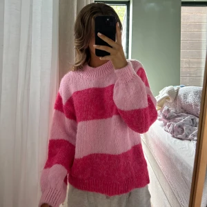 Rosa stickad tröja från Gina - En väldigt skön rosa randig stickad tröja från Gina tricot. Väldigt skön och en underbar rosa färg🩷 Endast använd typ 1 gång och i nyskick. Storlek: S Färg: Rosa