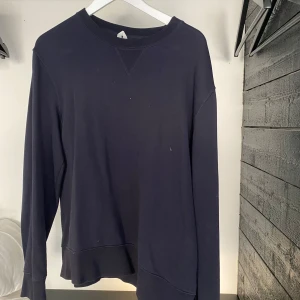 Arket Collegetröja  - Tja! Säljer denna superfina Blåa French Terry sweatshirten från Arket då den är för liten på mig! Tröjan är lite smustig(se bilderna) men det är inget som inte går bort i tvätten! Tröjan är i strl S!