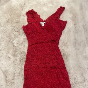 Röd klänning - Super snygg klänning från Nelly. 