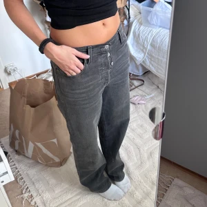 Grå Levis jeans - Säljer ett par grå raka Levis jeans i bra skick. står inte storlek men skulle säga att den passar en som vanligtvis har 36 i jeans.