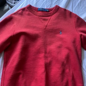 Ralph Lauren Sweatshirt  - Säljer en Röd Polo Ralph Lauren sweatshirt! Använts 3 ggr och tvättats 3 ggr. Storlek är S.