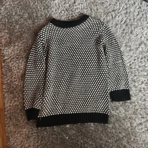 Stickad tröja - Säljer denna fina tröjan för den passar inte! 💘💘💘 Skriv gärna innan ni köper!