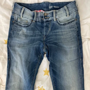 Low waist bootcut jeans  - 2000s låg midjade bootcut jeans i storlek 36 💞 midjemåttet på jeansen är 36 cm rakt över.  midjan samt själva jeansen är ganska stretchiga så den skulle kunna passa M. Innerbenslängd är 77 cm. Säljer pga de var för stora! (Pris kan diskuteras)