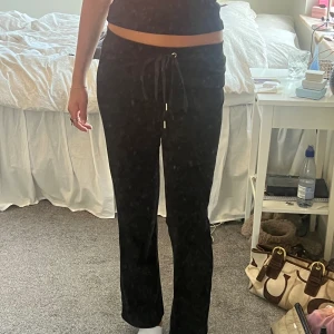 Svarta velour mjukisbyxor - Fina svarta velour mjukisbyxor ifrån Gina Tricot, storlek xs. Jag är ca 169 vem för referens. Väldigt bra skick.