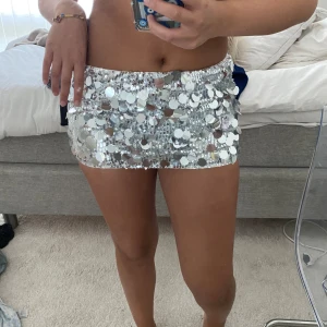 Glittrig kjol - Så snygg mini skirt med paljetter på. Verkligen så snygg!! Den kommer tyvärr inte till användning bara🩶