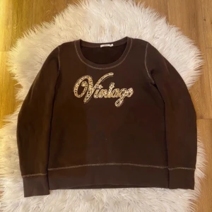 ”vintage” tröja  - super söt ”vintage” tröja med guld detaljer, skriv för fler bilder 