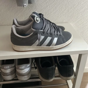 Adidas Campus - Säljer mina Adidas Campus. Nästan helt oanvända bara fåtals gånger. Väldigt bra skick och gör rent dom extra noggrant innan leverans. Storlek 43 men passar 42.