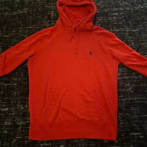 Ralph lauren hoodie - Tjena, säljer nu min röda Ralph lauren hoodie som jag tycker är i en riktigt snygg färg som är super underskattad den sitter hur bra som helst och om ni undrar något eller vill ha nån mer bild så är de bara att höra av sig😁