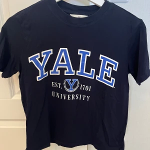 T-shirt - Säljer en t-shirt från H&M, knappt använd💞