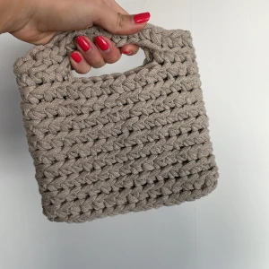 Virkad väska - Beige - Handgjord väska virkad i slittåligt ekologiskt bomullsgarn.  Mått: 19x18 cm