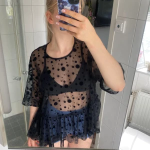 Mesh T-shirt  - Mesh T-shirt med svarta prickar, aldrig använd. 