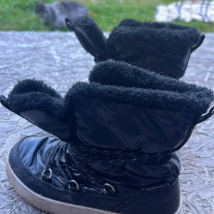 Söta vinter skor  - Jätte söta vinter skor för barn i storlek 34 dock väldigt andvända 