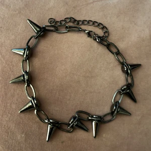 Halsband - Coolt halsband med stora ”nitar”/spikar