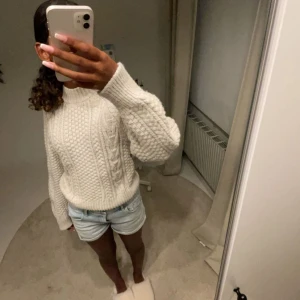 Super mysig stickad tröja - En supermysig stickad tröja som passar perfekt till hösten och vintern, den är jätteskön och i ett bra skick☺️