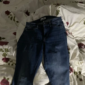 Mörkblå jeans från Only - Säljer ett par snygga mörkblå jeans från Only. De har en klassisk design med fem fickor och en knappgylf. Perfekta för både vardag och fest!