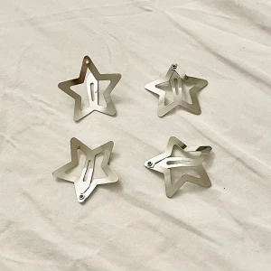 4 stycken Gulliga Stjärn hårspännen  - Oanvända. Tryck på köp nu om du vill köpa 