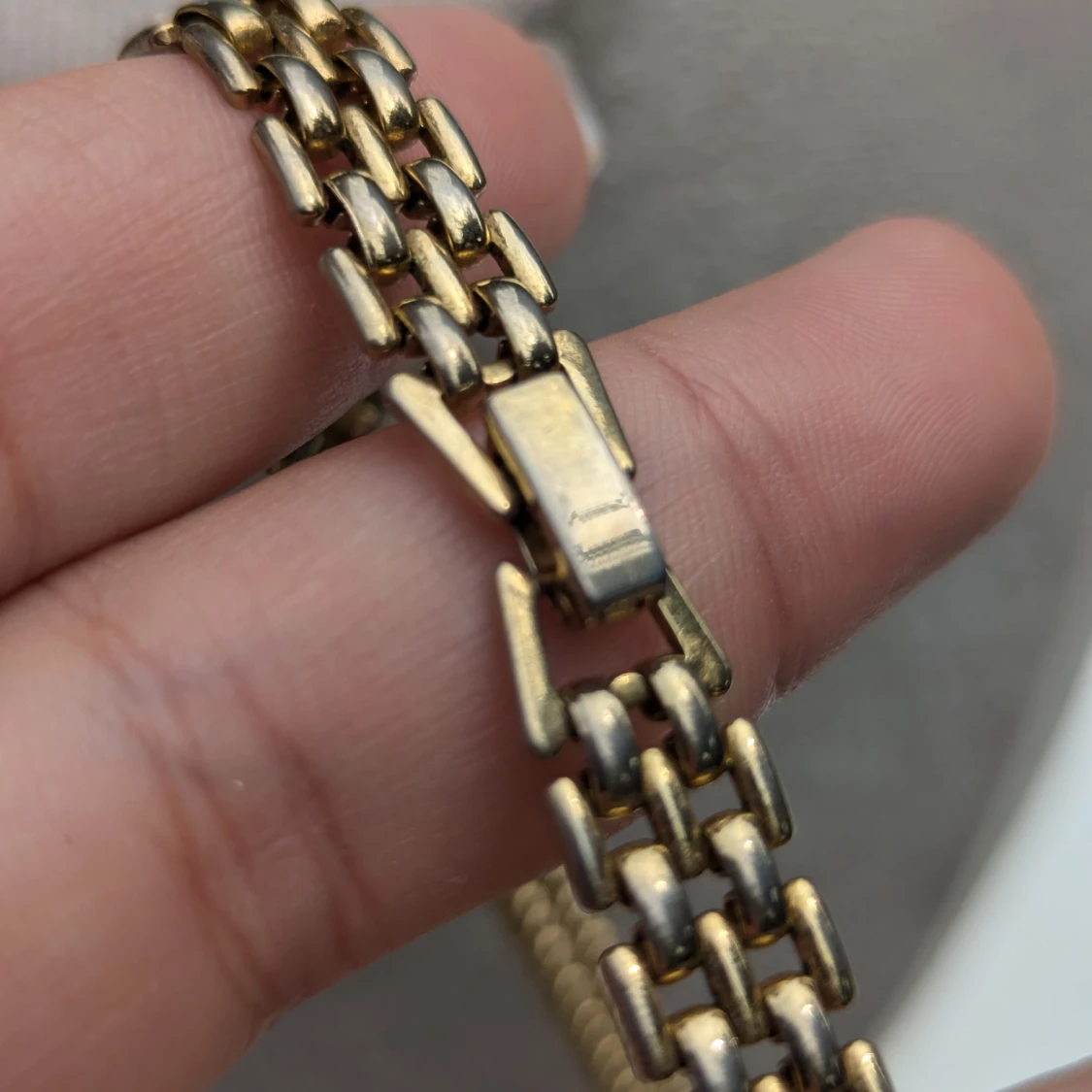 Guldigt halsband med kristalldetaljer - 91