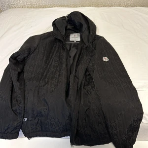 Moncler jacka - Oanvänd moncler jacka