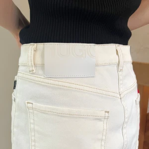 Vita jeans från Hugo - Säljer ett par snygga vita jeans från Hugo Boss. Oanvänd, nyskick, inga defekter. De har en hög midja och en straight passform'. Perfekta för både vardag och fest!