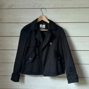 Kappa  - Midjelång kappa. Använd fåtal gånger och är i nyskick. Storlek S men passar XS. Skriv för frågor och om fler bilder önskas!💕