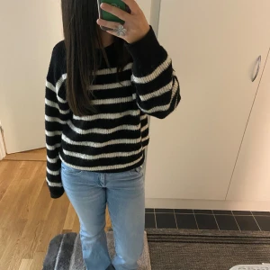 Stickad tröja - Randig stickad tröja som tyvärr inte kommer till användning längre. Perfekt nu inför både hösten och vintern! Storlek S men kan passa både mindre o större. Säljer för 200kr plus frakt, kom privat för fler bilder o pris kan diskuteras❤️‍🔥