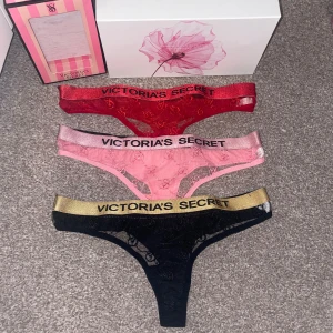 VS - underkläder (ny förpackning)  - 3 styckna nya underkläder från VICTORIA’S SECRET, kan säga att det är en oöppnad förpackning, då hag endast öppnade för att ta bilderna. Kostar 499kr men säljer för endast 150kr då det kom 2 förpackningar på min beställning. Priset kan diskuteras❤️ 