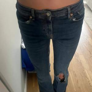 Mörkblåa Low waist flared jeans med hål ena knät. Trendiga och passar till mycket!