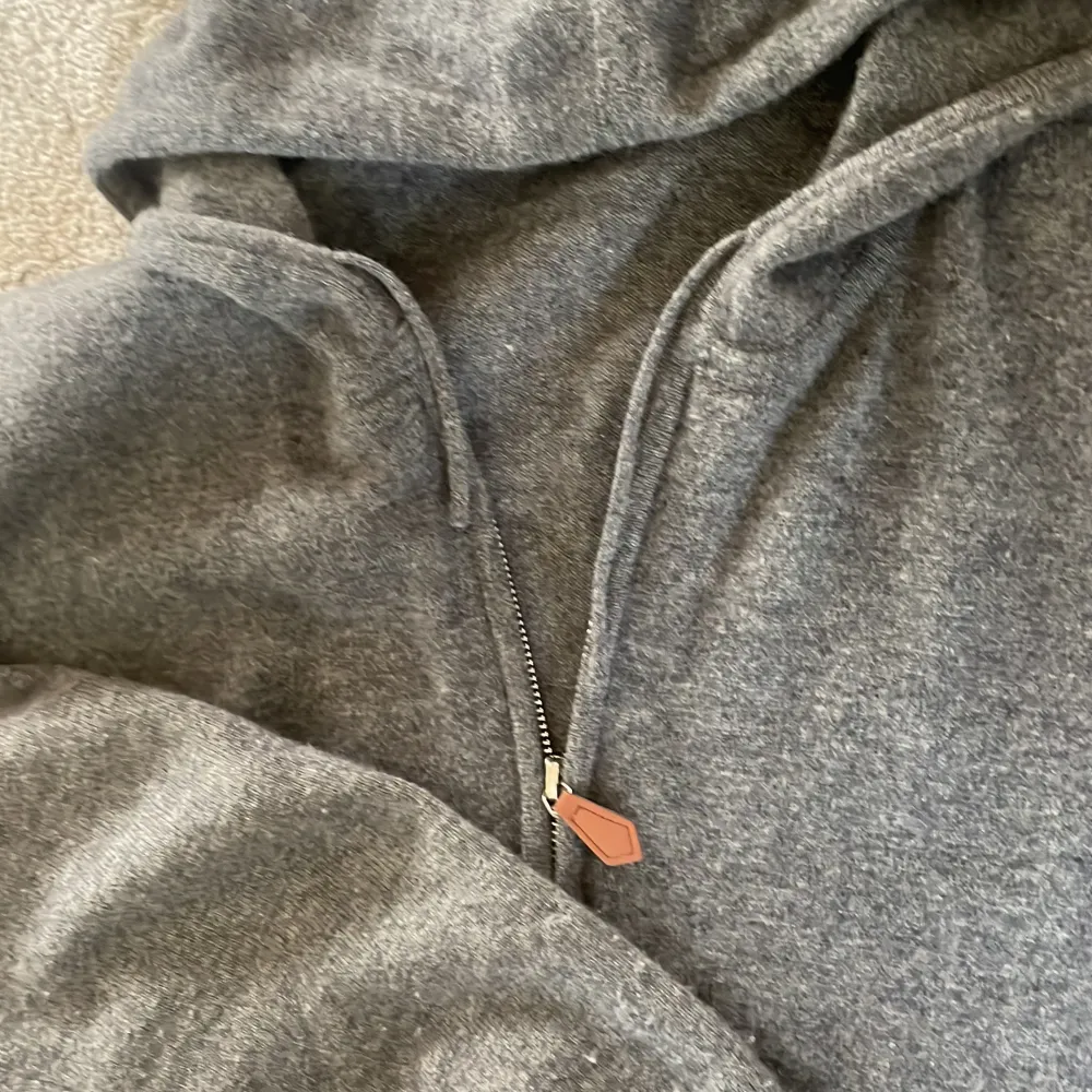 Tja säljer nu min sayless kashmir hoodie i väldigt bra skick, 2 dragkedjor, skick 9/10 kan dessvärre inte frakta via Plick men det sker spårbart via PostNord👍🏼. Hoodies.